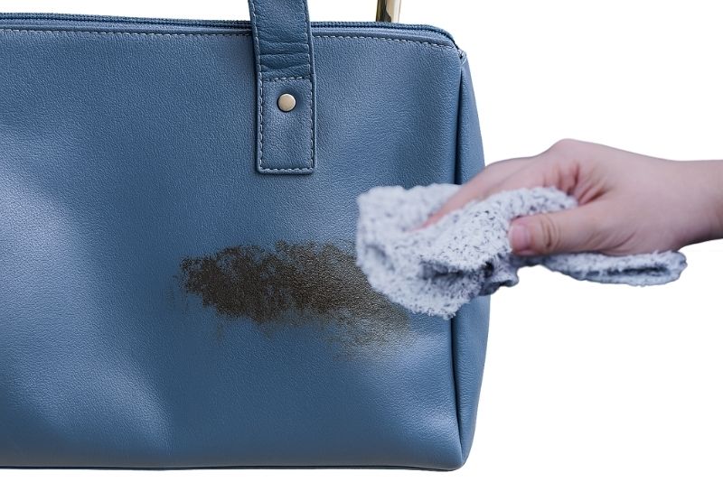 Dùng cồn xử lý vết mực, vết bẩn cứng đầu