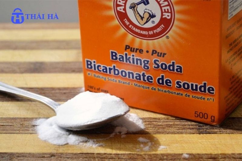 Dùng banking soda tẩy vết mốc cặp vải