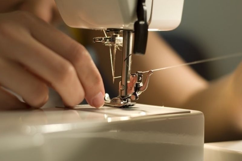 kiểm tra và điều chỉnh lại hướng lắp kim
