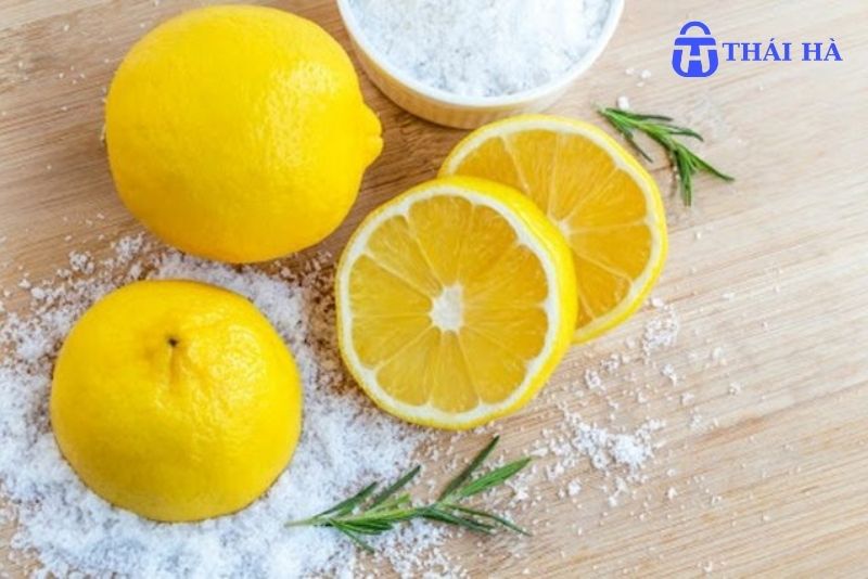 Dùng muối và chanh tẩy vết mốc cặp vải