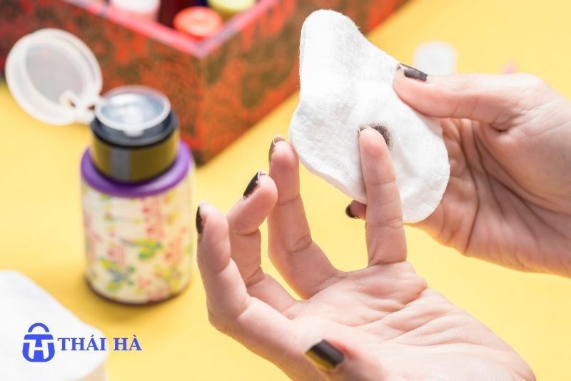 Sử dụng dung dịch tẩy móng tay để tẩy mực in trên túi vải