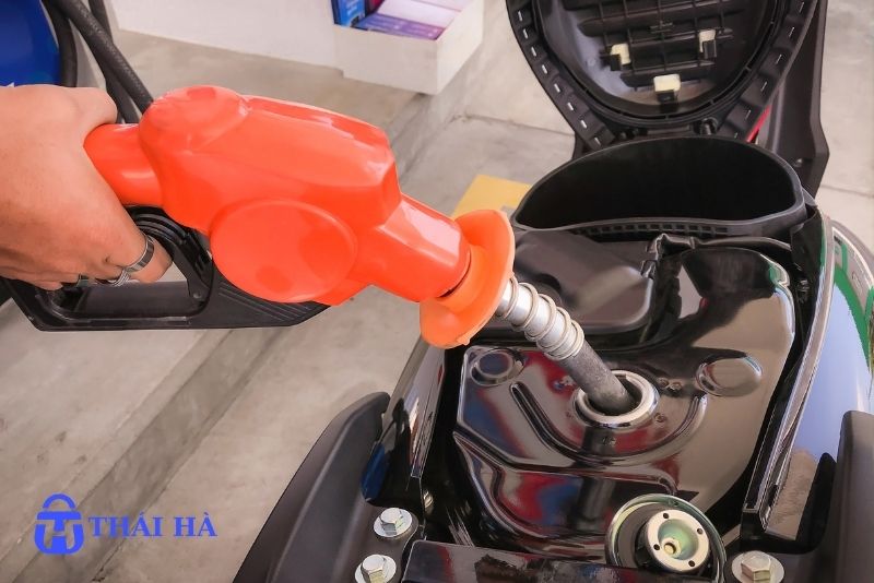 Sử dụng xăng thơm để tẩy mực in trên túi vải