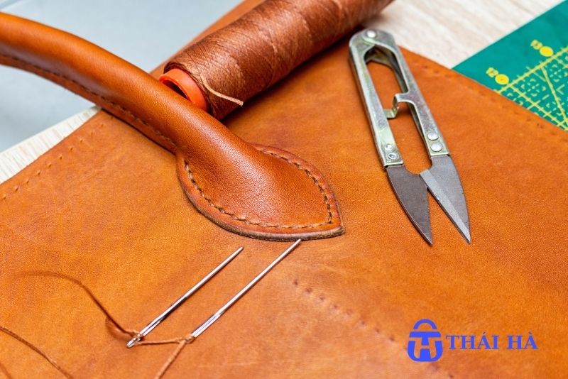 Tại sao túi da mới lại có mùi hôi