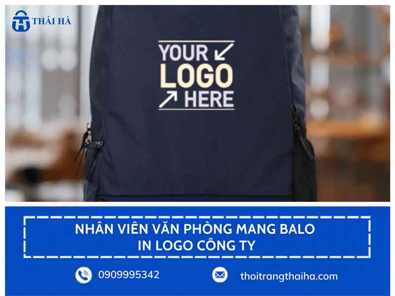 Nhân viên văn phòng mang balo in logo công ty