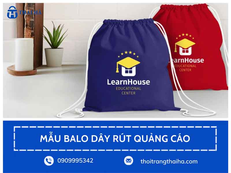 Thợ may xưởng Yến Đào đang thực hiện công đoạn may balo dây rút quảng cáo